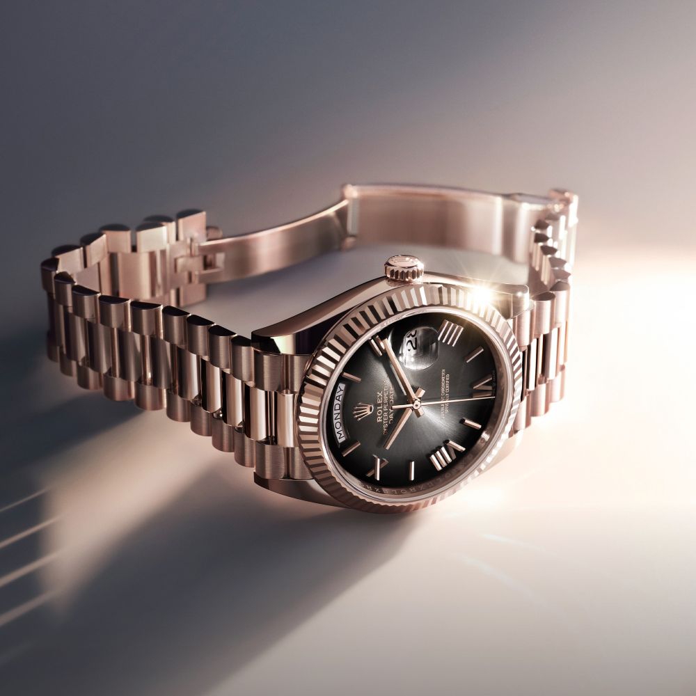 Biểu tượng Rolex trên chiếc đồng hồ trong văn hóa đại chúng.