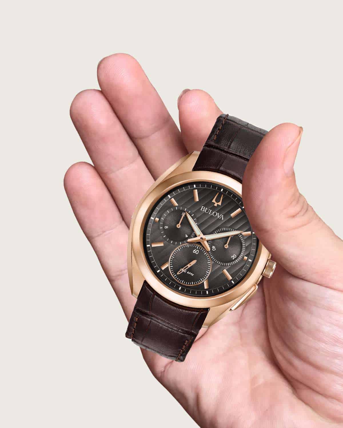 Nhận biết đồng hồ Bulova chính hãng và fake thông qua trọng lượng.