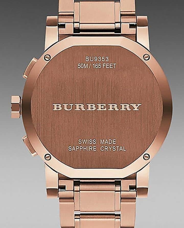 Kiểm tra số serial của đồng hồ Burberry.
